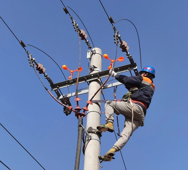 电网防鸟简单又环保的方式，请看风力旋转驱鸟器